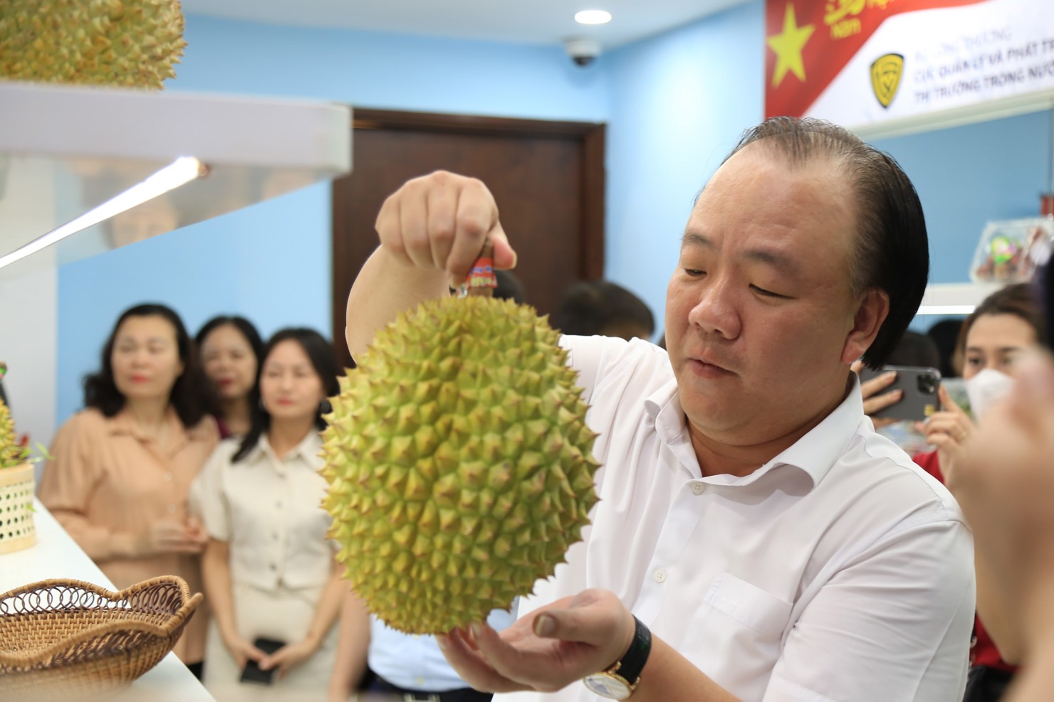 L&atilde;nh đạo Cục Quản l&yacute; v&agrave; Ph&aacute;t triển Thị trường trong nước giới thiệu về v&ugrave;ng trồng của c&aacute;c loại tr&aacute;i c&acirc;y. Ảnh: Quang H&ugrave;ng