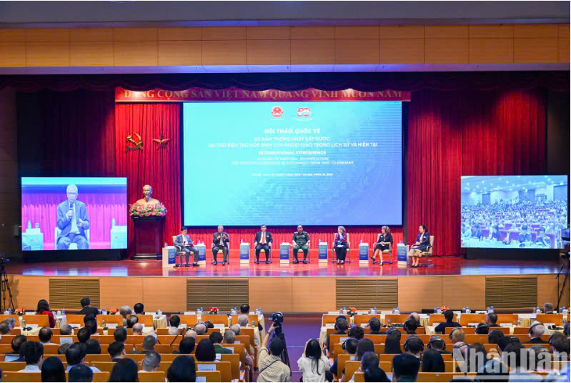Các chuyên gia, nhân chứng lịch sử, nhà khoa học trong và ngoài nước cùng thảo luận về đóng góp của ngoại giao trong các giai đoạn lịch sử của đất nước. Ảnh: Nhandan.vn