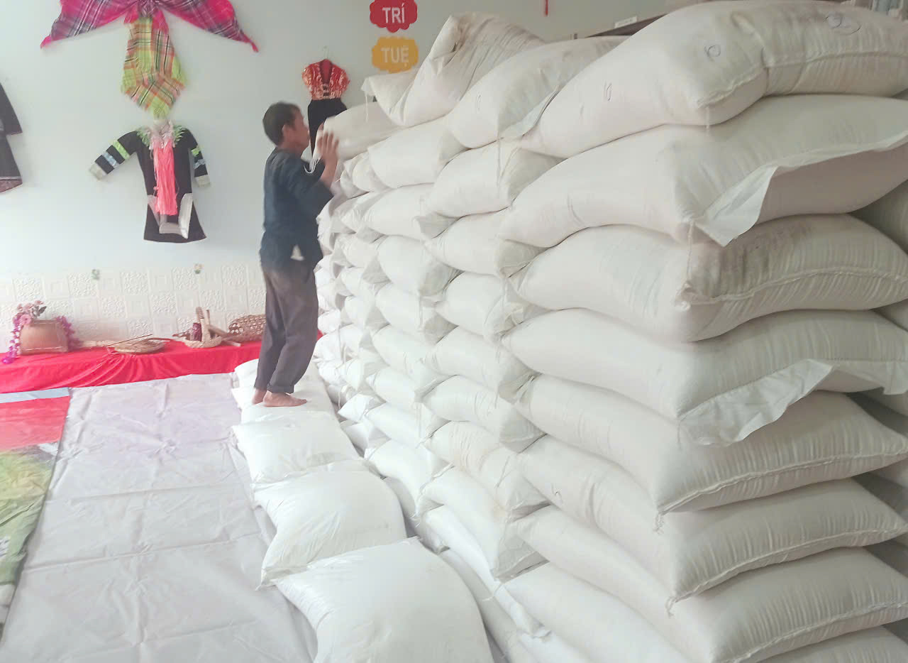 Thực hiện bốc xếp gạo vào kho tại Trường trung học phổ thông Bình Lư, huyện Tam Đường, tỉnh Lai Châu.