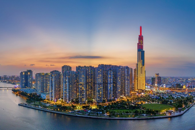 Tòa nhà Landmark 81 và khu chung cư Vinhomes Central Park. Tòa tháp Landmark 81 khánh thành tháng 7/2018 (nằm cạnh cầu Sài Gòn thuộc quận Bình Thạnh, TP. Hồ Chí Minh). Với chiều cao kỷ lục 461,3m, khi Landmark 81 đưa vào sử dụng đã trở thành đài quan sát cao nhất Đông Nam Á. Ảnh: Cao Kỳ Nhân