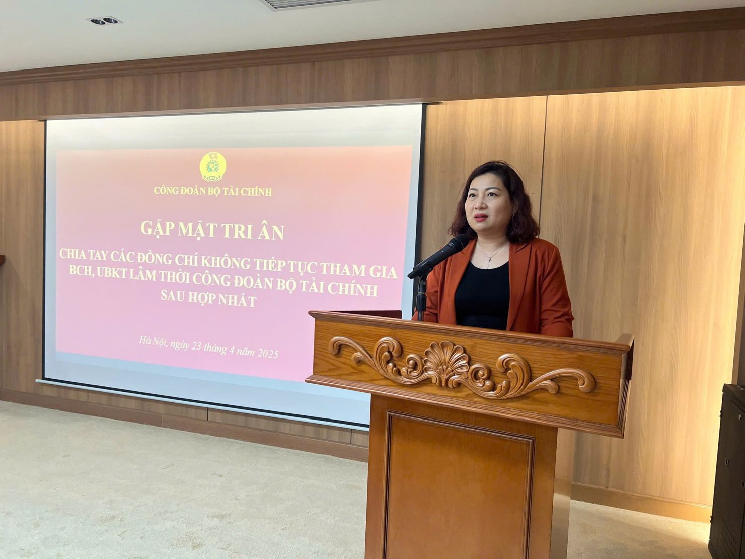 Đồng ch&iacute; L&ecirc; Thị Tường Thu ph&aacute;t biểu tại buổi gặp mặt.