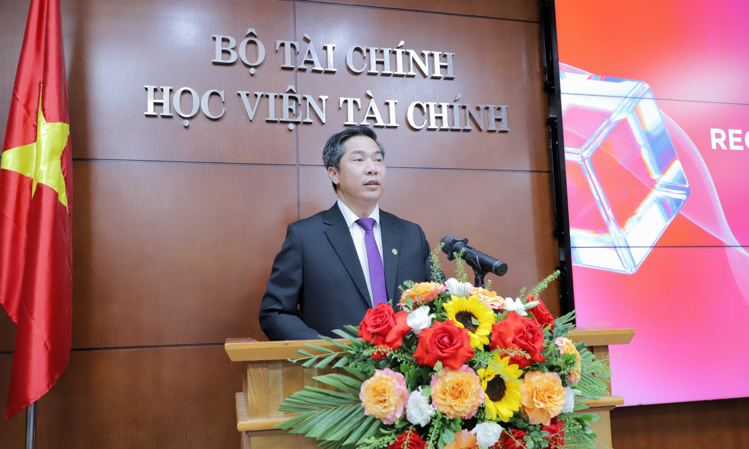 PGS.TS Nguyễn Đ&agrave;o T&ugrave;ng - Gi&aacute;m đốc Học viện T&agrave;i ch&iacute;nh ph&aacute;t biểu tại Tọa đ&agrave;m.