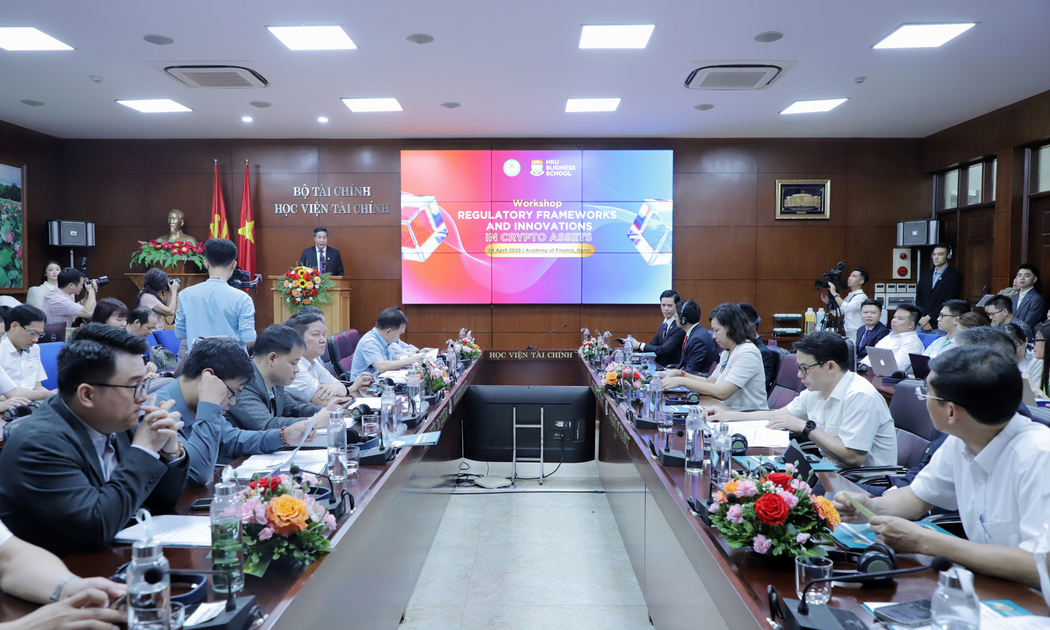 Gần 400 đại biểu dự trực tiếp v&agrave; trực tuyến Tọa đ&agrave;m.