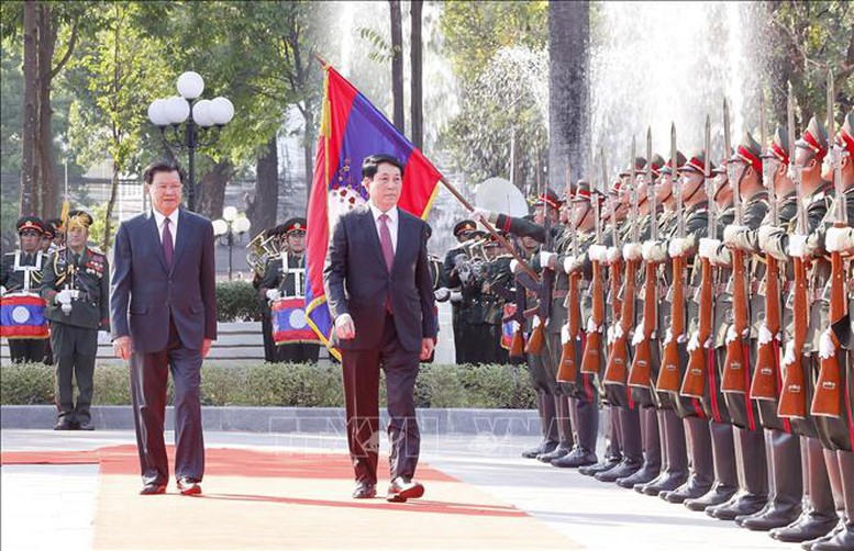 Chủ tịch nước Lương Cường và Tổng Bí thư, Chủ tịch nước Lào Thongloun Sisoulith duyệt Đội danh dự - Ảnh: TTXVN