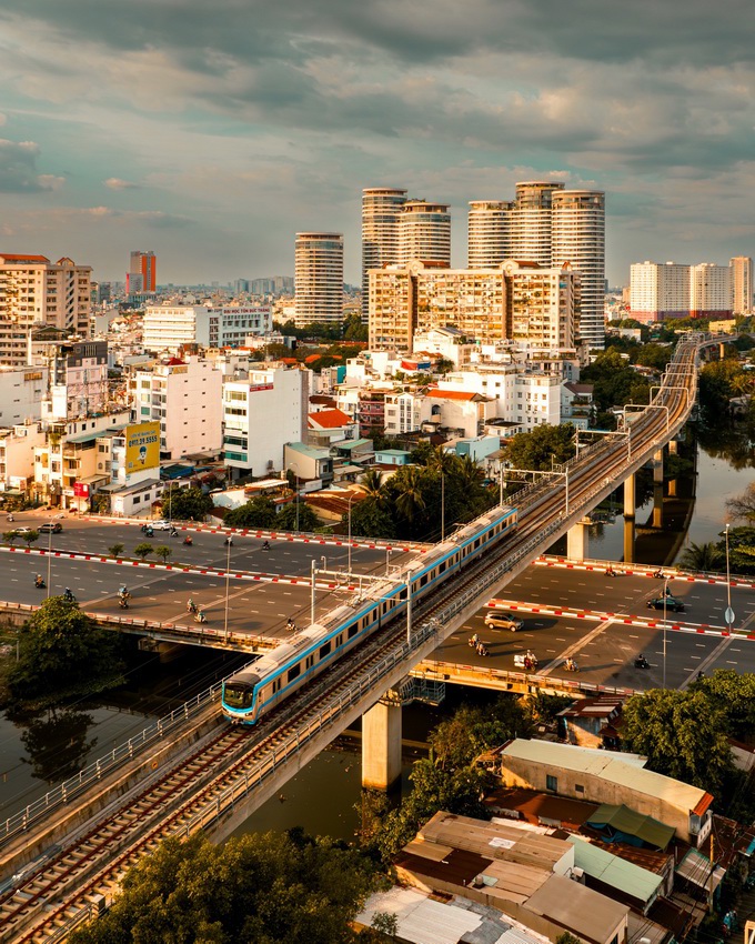 Dự &aacute;n metro Bến Th&agrave;nh - Suối Ti&ecirc;n c&oacute; tổng mức đầu tư 43.757 tỷ đồng (trong đ&oacute; vốn vay ODA của Nhật Bản khoảng 38.265 tỷ đồng); tuyến đường sắt đ&ocirc; thị số 1 n&agrave;y c&oacute; chiều d&agrave;i 19,7km (2,6 km đi ngầm v&agrave; 17,1 km tr&ecirc;n cao) đ&atilde; ch&iacute;nh thức vận h&agrave;nh ng&agrave;y 22/12/2024.&nbsp;Ảnh: Nguyễn C&ocirc;ng Thử