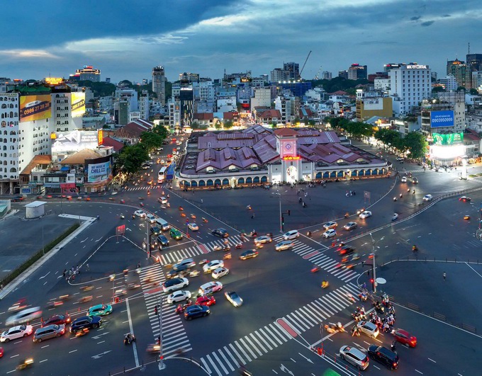 Chợ Bến Th&agrave;nh hơn 100 năm qua đ&atilde; trở th&agrave;nh biểu tượng kinh tế của chốn phồn hoa đ&ocirc; hội S&agrave;i G&ograve;n-TP. Hồ Ch&iacute; Minh. V&agrave; hiện nay, phi&aacute; trước chợ đ&atilde; được đầu tư cải tạo th&agrave;nh quảng trường rộng lớn phục vụ giao th&ocirc;ng ngay trung t&acirc;m quận 1 v&agrave; hệ thống ngầm tuyến metro TP. Hồ Ch&iacute; Minh. Ảnh: Nguyễn C&ocirc;ng Thử