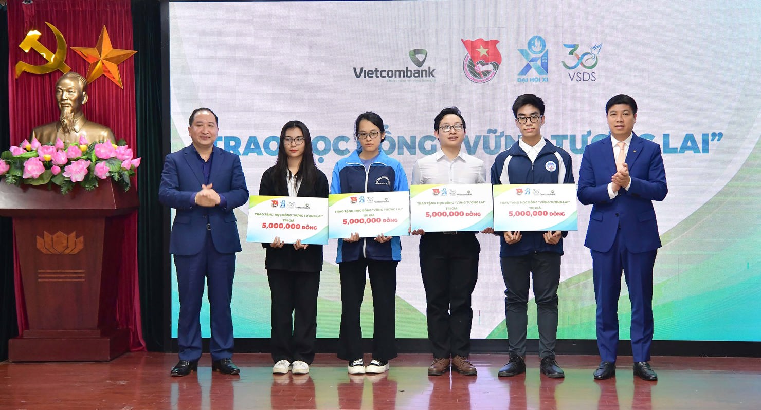 Vietcombank trao học bổng cho các học sinh, sinh viên có hoàn cảnh khó khăn (hình ảnh tại Lễ ký kết năm 2023).
