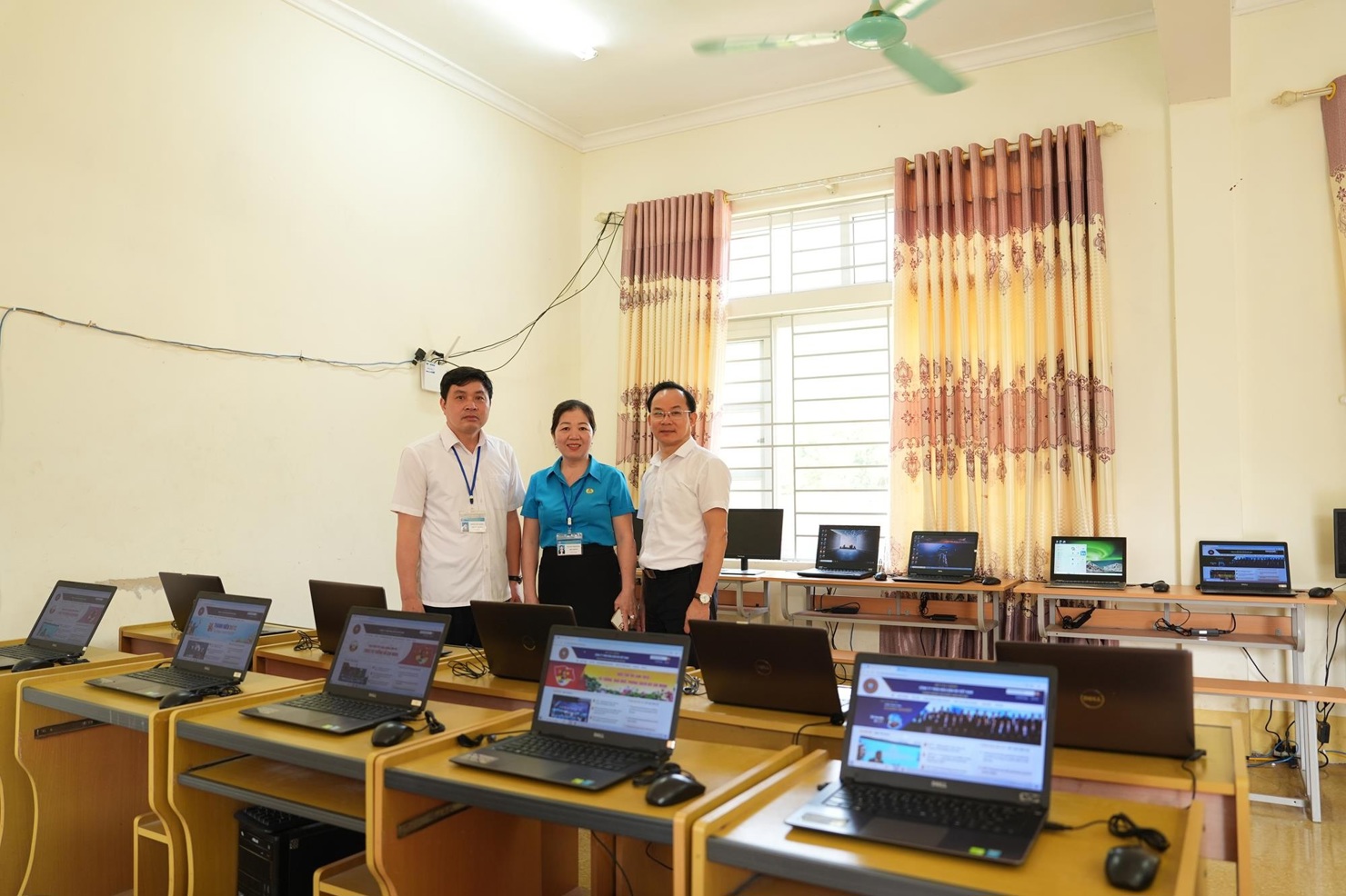 Đại diện DATC trao tặng&nbsp;&nbsp;Trường Tiểu học Đồng Văn 1 nhiều m&aacute;y t&iacute;nh, m&aacute;y in v&agrave; c&aacute;c trang thiết bị đi k&egrave;m.&nbsp;