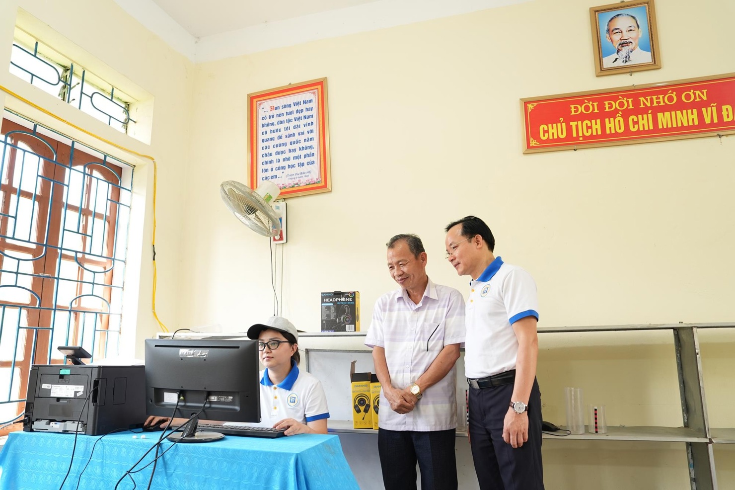 Đo&agrave;n c&ocirc;ng t&aacute;c của DATC lắp đặt v&agrave; hướng dẫn nh&agrave; trường sử dụng m&aacute;y t&iacute;nh.