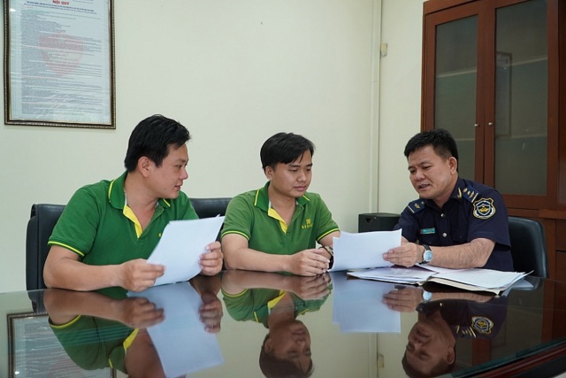 C&ocirc;ng chức Cục Hải quan Đồng Nai hướng dẫn thủ tục cho DN. Ảnh: N.Hiền.
