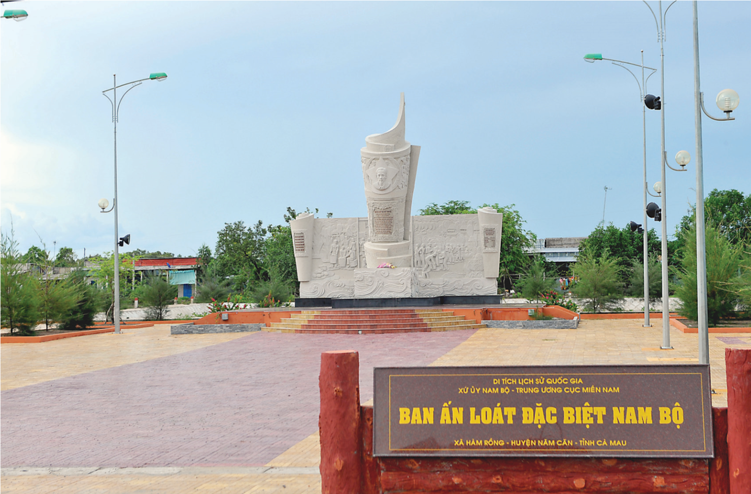 Bia kỷ niệm Ban Ấn loát đặc biệt Nam Bộ (xã Hàm Rồng, huyện Năm Căn, tỉnh Cà Mau).Ban Ấn loát đặc biệt Nam Bộ là một trong những cơ quan ấn loát đặc biệt của Trung ương giai đoạn1949 -1954, có nhiệm vụ in giấy bạc Tài chính, lưu hành ở Nam Bộ phục vụ kháng chiến.