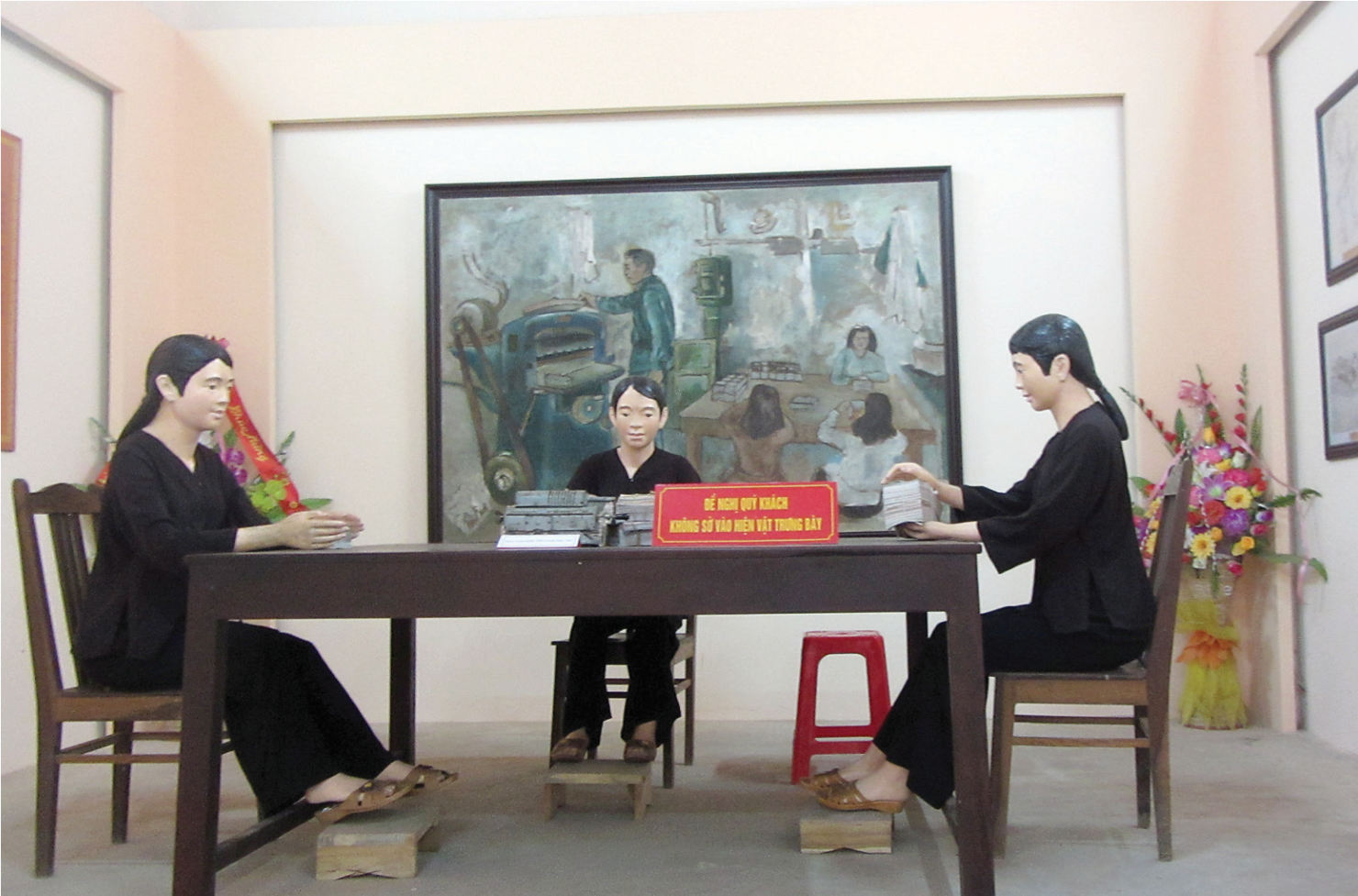 Mô hình minh họa cán bộ và công nhân cơ quan Ấn loát Bộ Tài chính đang làm việc trong Nhà máy intiền tại đồn điền Chi Nê, Hoà Bình.
