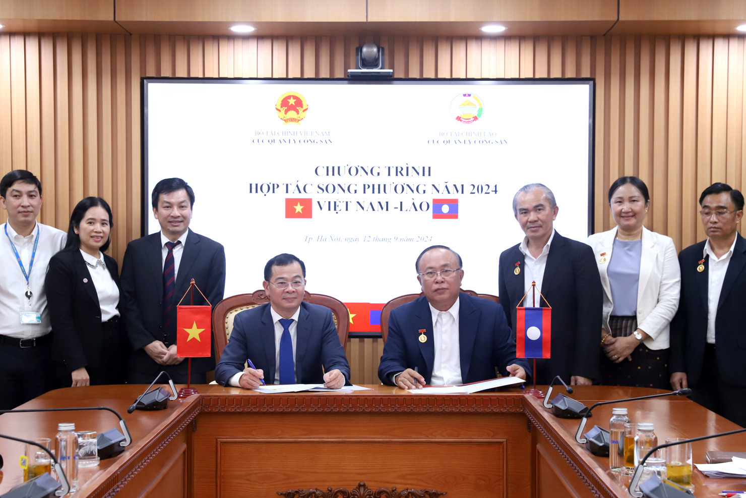 &Ocirc;ng Nguyễn T&acirc;n Thịnh - Cục trưởng Cục Quản l&yacute; c&ocirc;ng sản (Bộ T&agrave;i ch&iacute;nh) v&agrave; &ocirc;ng Ph&uacute;tthasin Hươngthav&ocirc;ng - Cục trưởng Cục Quản l&yacute; c&ocirc;ng sản L&agrave;o&nbsp;k&yacute; Bi&ecirc;n bản ghi nhớ về kết quả l&agrave;m việc v&agrave;o th&aacute;ng 9/2024. Ảnh: Gia H&acirc;n
