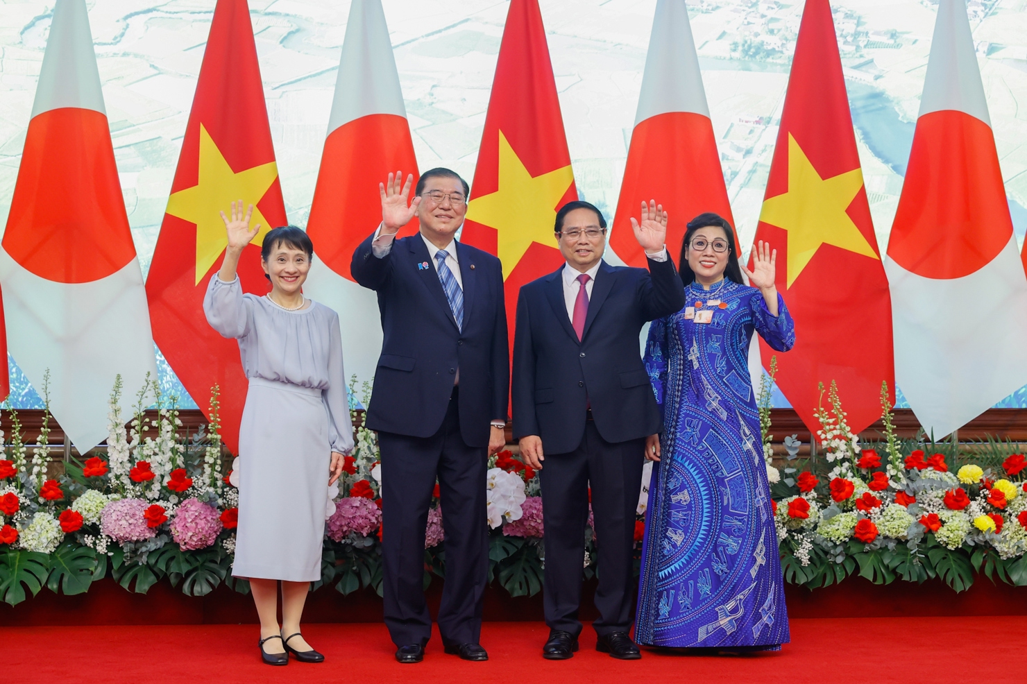 Thủ tướng Phạm Minh Ch&iacute;nh c&ugrave;ng Phu nh&acirc;n v&agrave; Thủ tướng Nhật Bản Ishiba Shigeru c&ugrave;ng Phu nh&acirc;n. Ảnh: VGP/Nhật Bắc