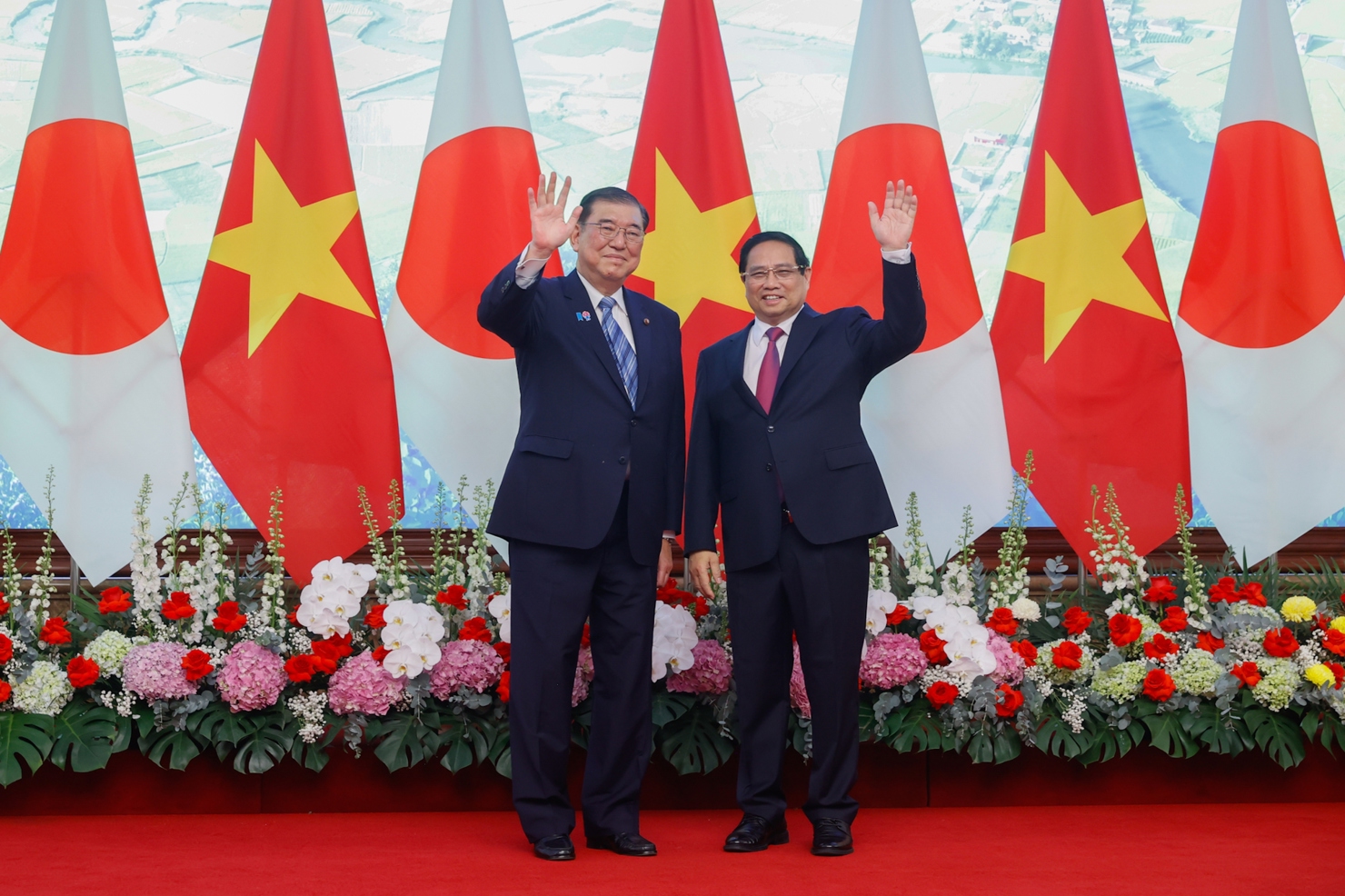 Thủ tướng Phạm Minh Ch&iacute;nh v&agrave; Thủ tướng Nhật Bản Ishiba Shigeru. Ảnh: VGP/Nhật Bắc