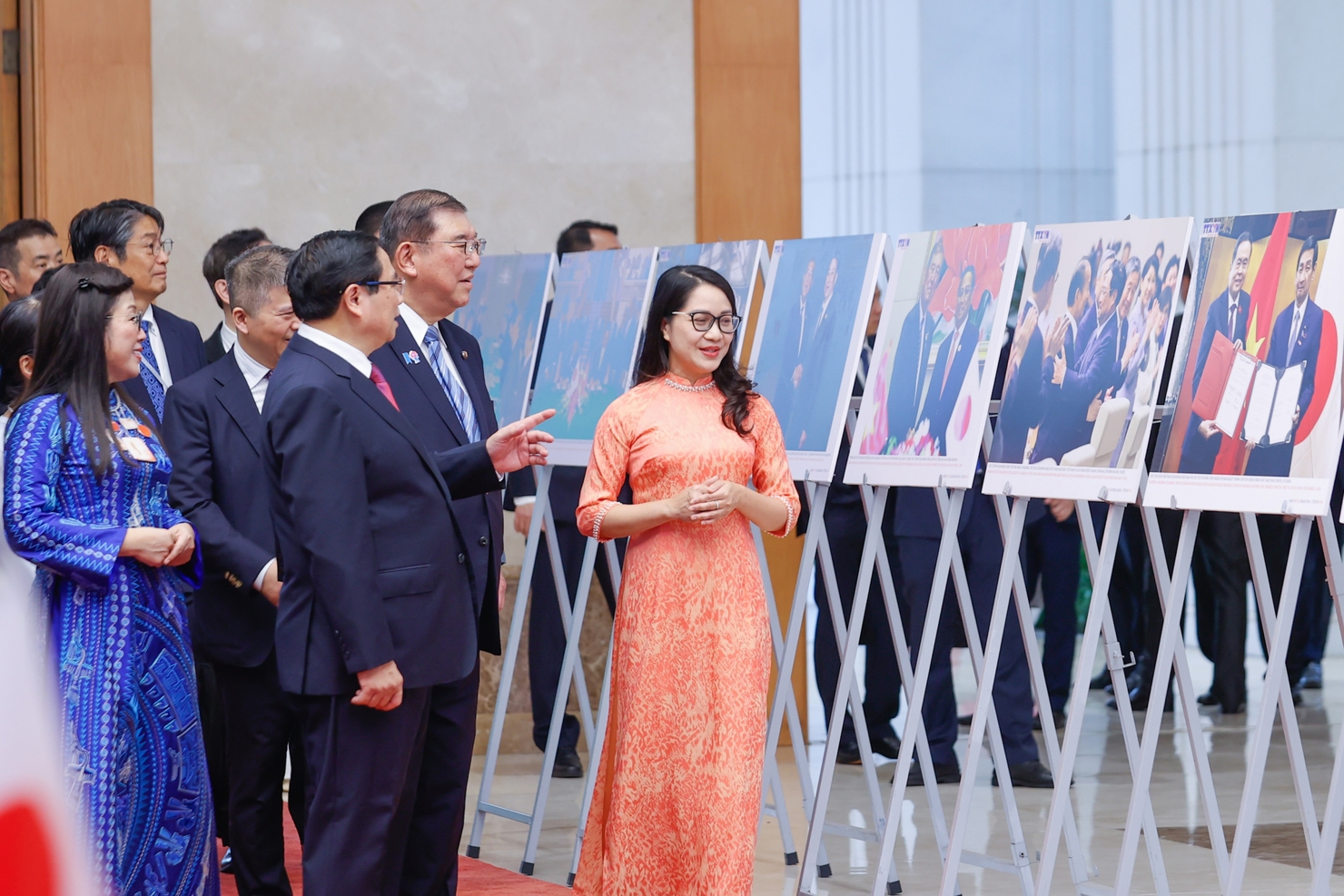 Trước khi hội đ&agrave;m, Thủ tướng Phạm Minh Ch&iacute;nh v&agrave; Thủ tướng Nhật Bản Ishiba Shigeru c&ugrave;ng tham quan trưng b&agrave;y ảnh về đất nước, con người v&agrave; quan hệ tốt đẹp Việt Nam &ndash; Nhật Bản. Ảnh: VGP/Nhật Bắc
