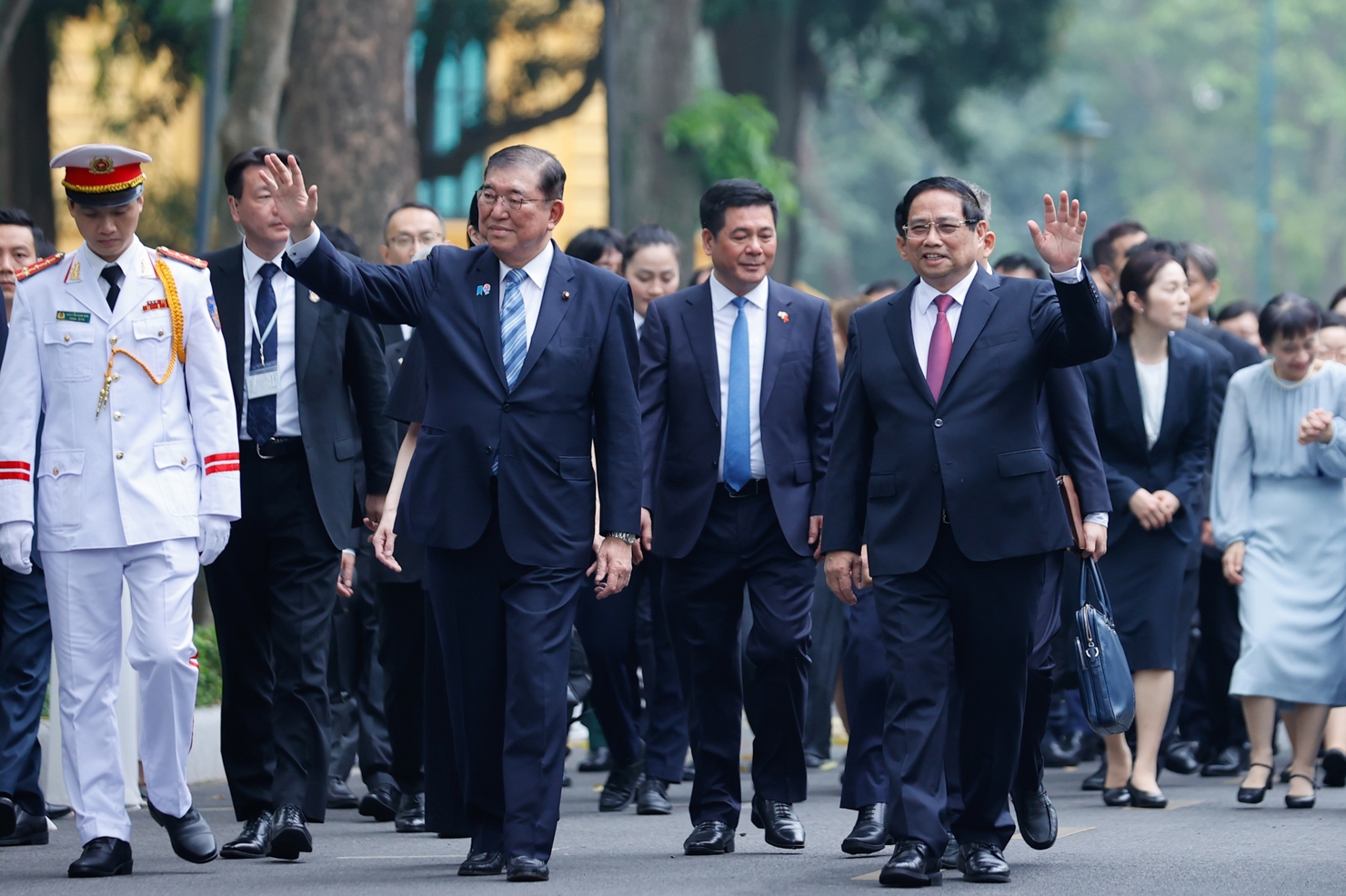 Sau Lễ đ&oacute;n, hai Thủ tướng di chuyển tới Trụ sở Ch&iacute;nh phủ để tiến h&agrave;nh hội đ&agrave;m. Ảnh: VGP/Nhật Bắc
