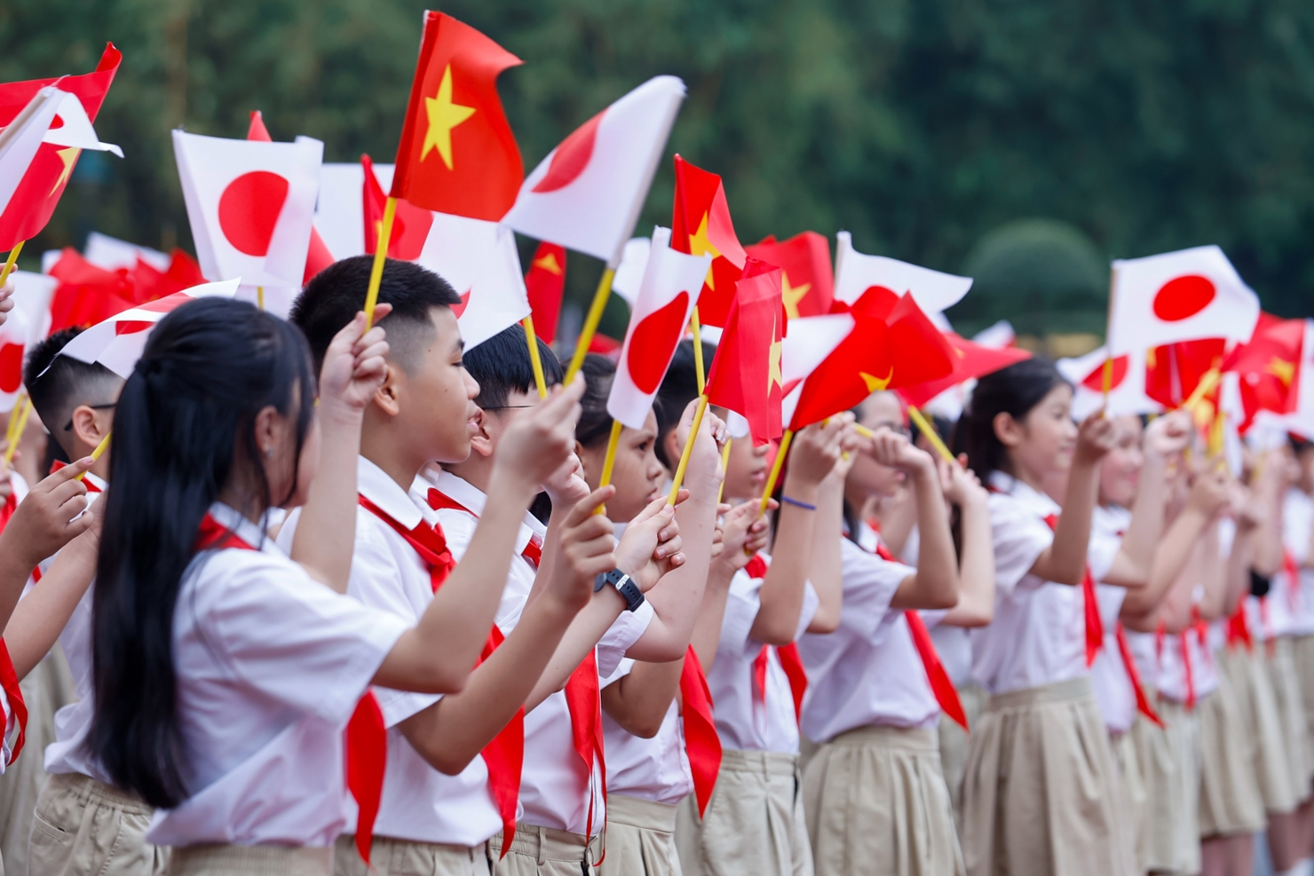 Thiếu nhi Thủ đ&ocirc; ch&agrave;o mừng Thủ tướng Nhật Bản Ishiba Shigeru thăm ch&iacute;nh thức Việt Nam. Ảnh: VGP/Nhật Bắc