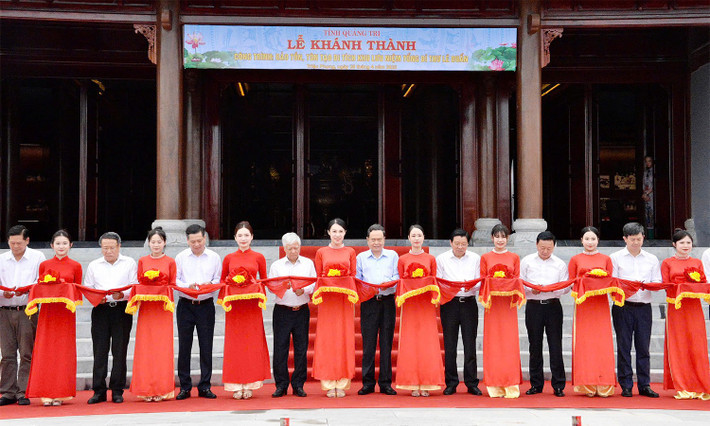 Chủ tịch Quốc hội Trần Thanh Mẫn và các đại biểu cắt băng khánh thành Khu lưu niệm Tổng Bí thư Lê Duẩn
