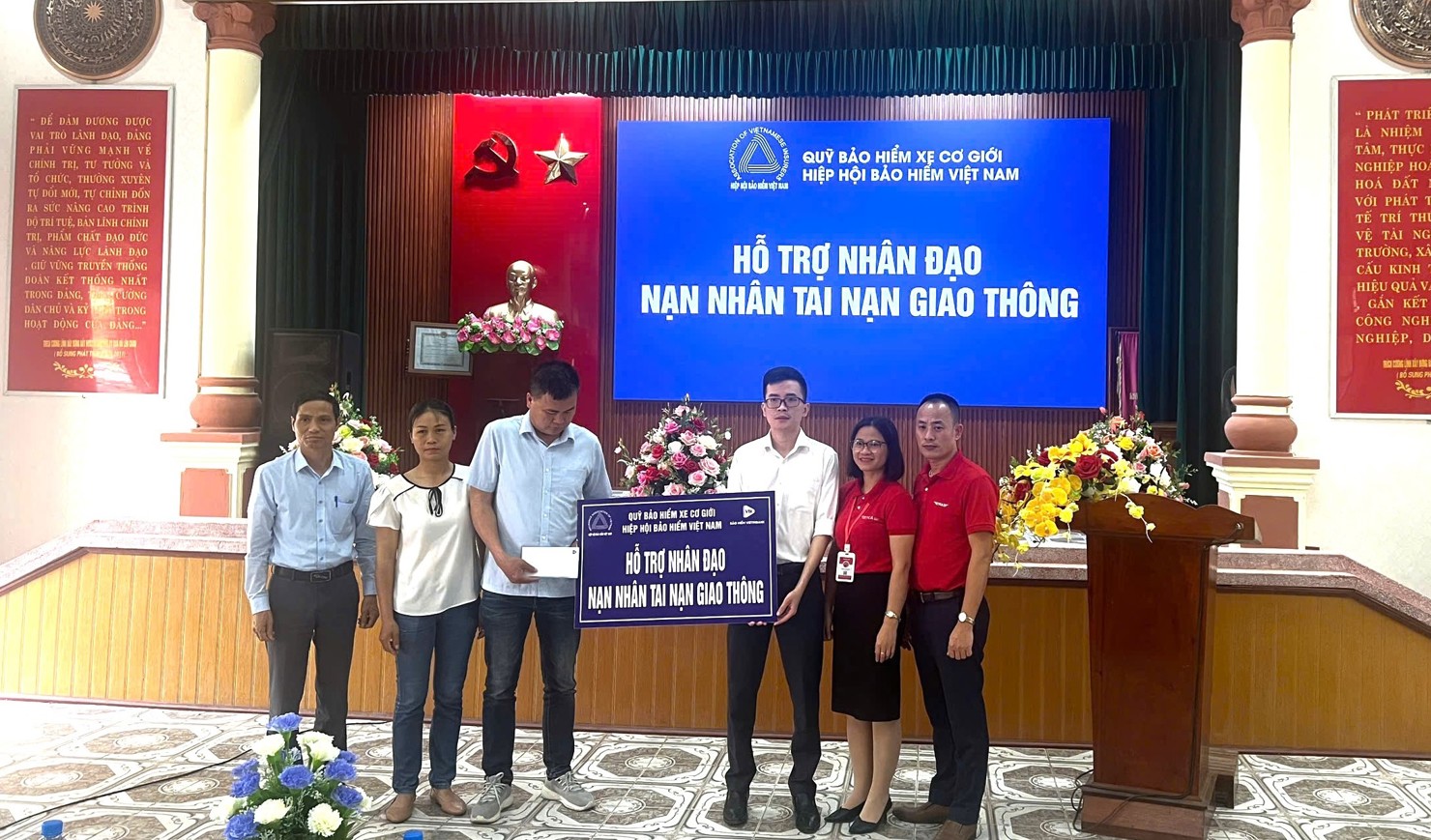 Đại diện Quỹ Bảo hiểm xe cơ giới trao hỗ trợ nhân đạo cho gia đình nạn nhân Nguyễn Công Định.