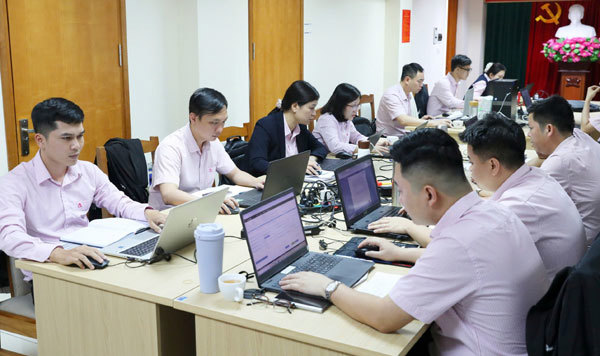 NHCSXH tập trung hướng dẫn, đào tạo cán bộ chuyển đổi số, xây dựng các giải pháp mang tính đột phá, đổi mới hiệu quả. Ảnh: NHCSXH