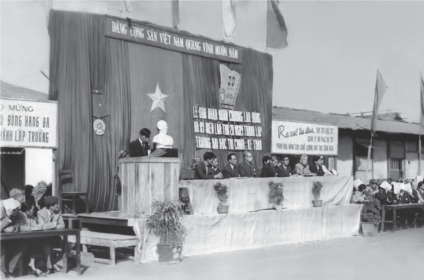 Trường Đại học Tài chính - Kế toán (Bộ Tài chính) đón nhận Huân chương Lao động và kỷ niệm 20 năm ngày thành lập (năm 1983)