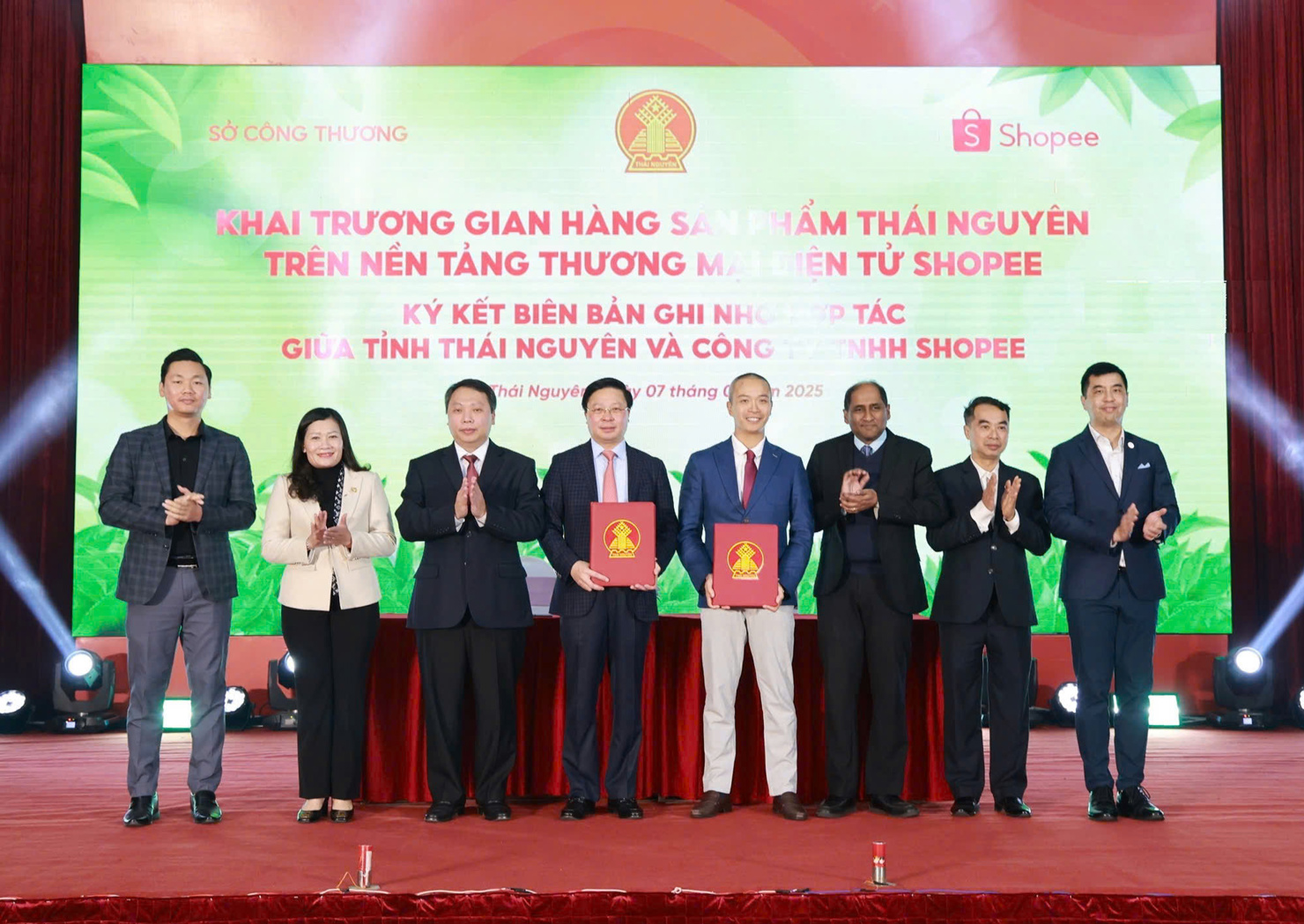 Đại diện Lãnh đạo tỉnh và Công ty TNHH Shopee ký kết Biên bản hợp tác 