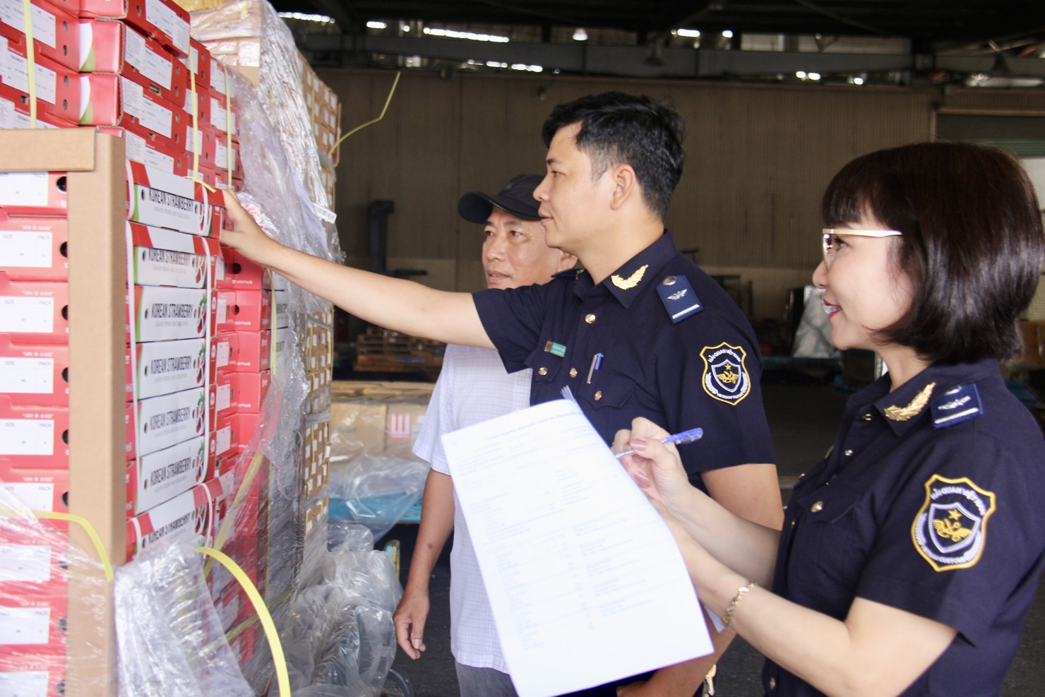 Công chức Hải quan sân bay quốc tế Tân Sơn Nhất kiểm tra hàng hóa nhập khẩu. Ảnh: T.H