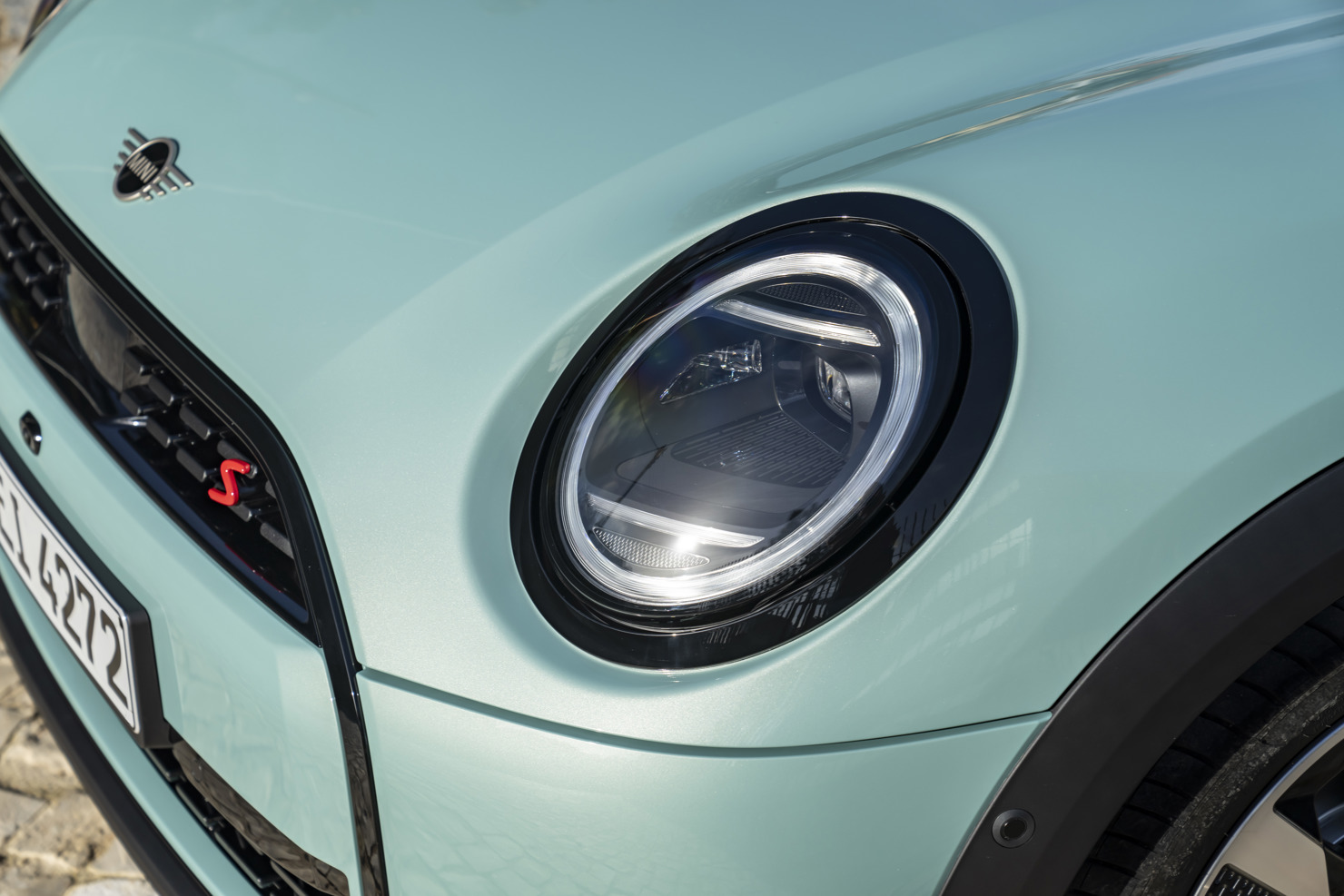 Phần ngoại thất của MINI Cooper thế hệ mới được thay đổi đáng kể khi kết hợp giữa những nét đẹp truyền thống và những chi tiết mới hiện đại.