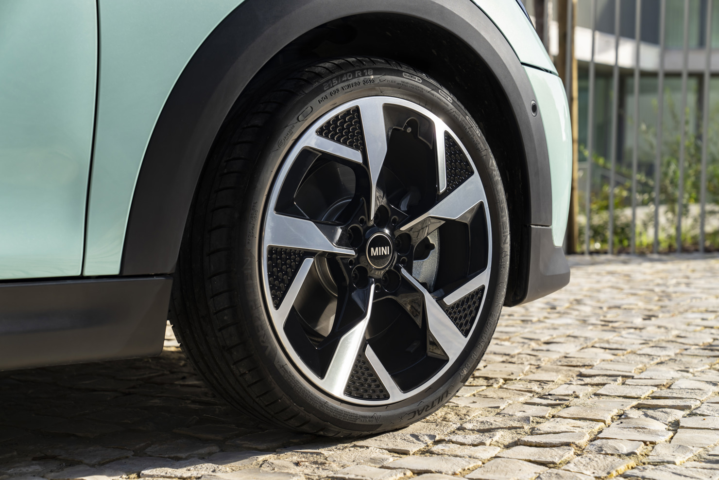 Đến nay, THACO AUTO đã giới thiệu đầy đủ tất cả mẫu xe chủ chốt của MINI như MINI 3-Cửa, 5-Cửa, MINI Countryman, MINI mui trần, MINI Clubman và dòng xe hiệu suất cao MINI John Cooper Works. Song song đó, phát triển hệ thống phân phối chuyên nghiệp với 7 showroom MINI trên toàn quốc.