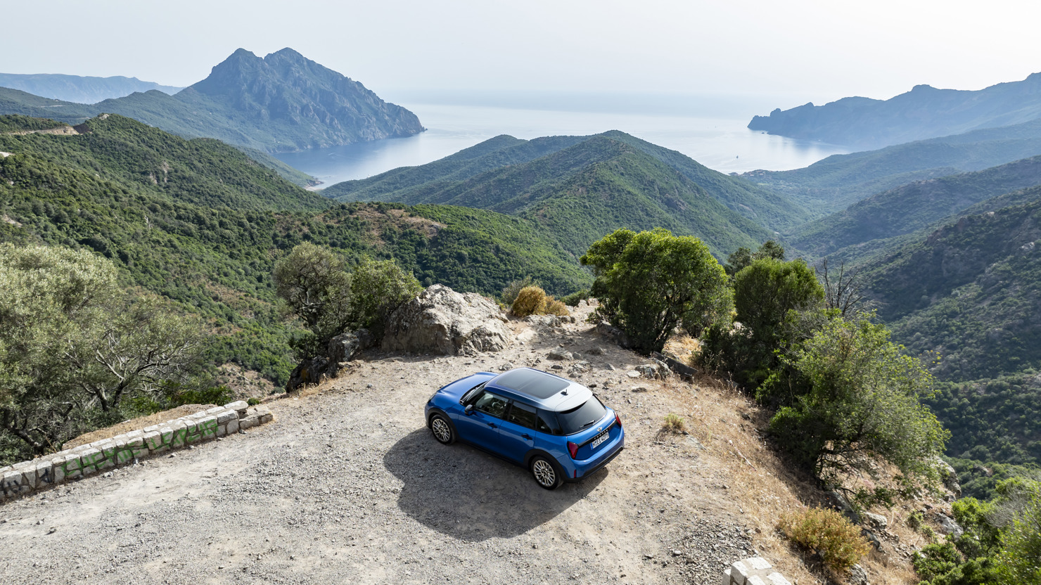 Ra đời từ năm 1959, MINI đã khẳng định vị thế trong ngành công nghiệp ô tô, trở thành biểu tượng của tinh thần đổi mới, phong cách sống hiện đại và và di sản văn hóa Anh Quốc. Với thiết kế nhỏ gọn, tinh tế, trải nghiệm lái thú vị, MINI đã chinh phục đông đảo khách hàng trên toàn cầu.