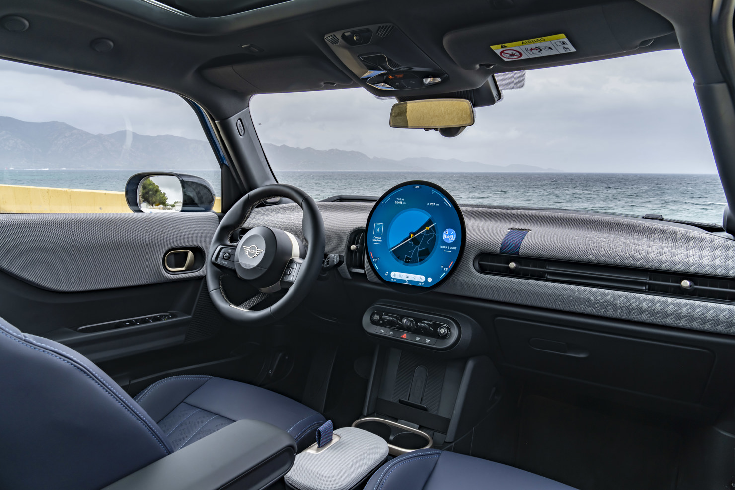 MINI 3-Cửa và MINI 5-Cửa tại thị trường Việt Nam sở hữu ngôn ngữ thiết kế ấn tượng, khả năng vận hành linh hoạt và không gian nội thất hiện đại.