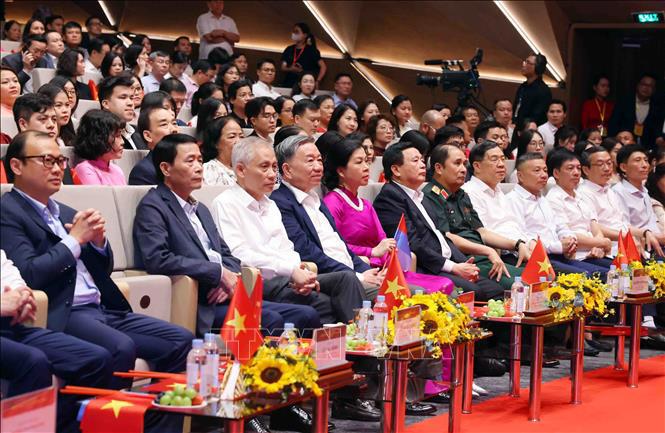 Tổng Bí thư Tô Lâm và các đại biểu tham dự Chương trình nghệ thuật "Đảng trong mùa Xuân đại thắng”. Ảnh: TTXVN. 