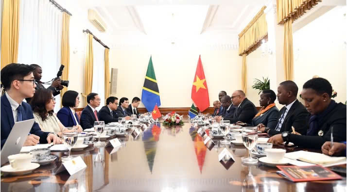 Phó Thủ tướng, Bộ trưởng Ngoại giao Bùi Thanh Sơn hội đàm với Bộ trưởng Ngoại giao và Hợp tác Đông Phi nước Cộng hòa thống nhất Tanzania Mahmoud Thabit Kombo. (Ảnh: VGP)