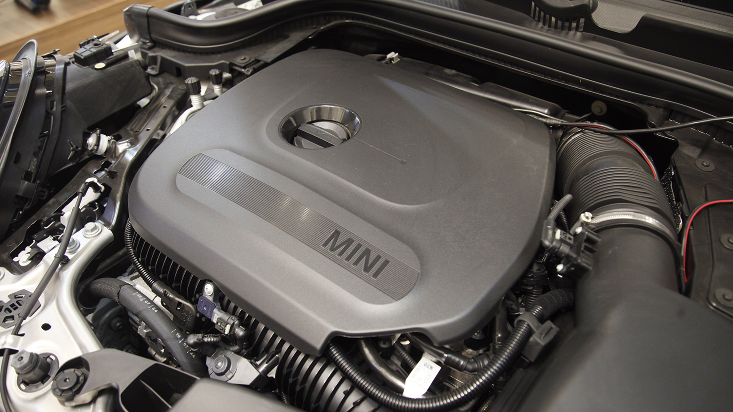 MINI Cooper thế hệ mới sử dụng động cơ 2.0L TwinPower Turbo I4 mang mã số B48 của gia đình BMW, nhờ đó mà xe có khả năng sản sinh công suất khoảng 201 mã lực, mô-men xoắn 300 Nm trong dải vòng tua 1.450 - 4.500 vòng/phút. Đi kèm với đó là hộp số DCT 7 cấp.