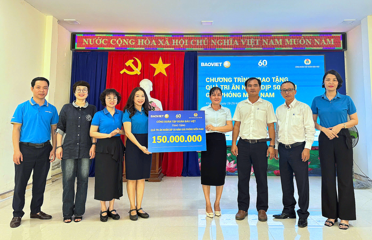 Đại diện Tập đoàn Bảo Việt trao tặng 150 triệu đồng, tương đương hỗ trợ các phần quà tặng hỗ trợ cho các gia đình trên địa bàn xã Suối Cát.