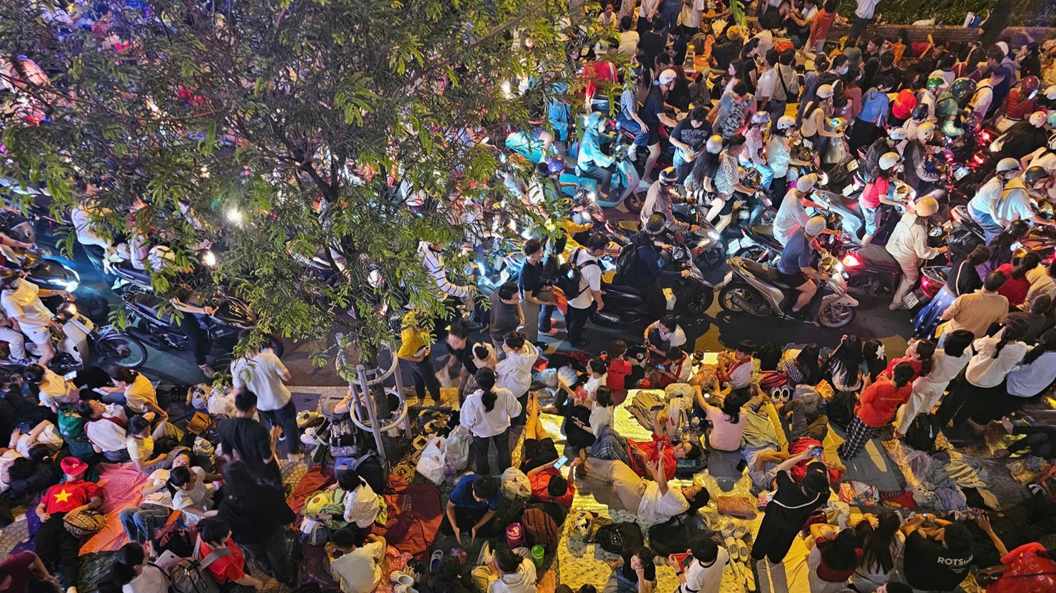 Các vỉa hè ở các trục đường các khối diễu binh đi qua đều kín người ngồi. Ảnh: HẢI AN.