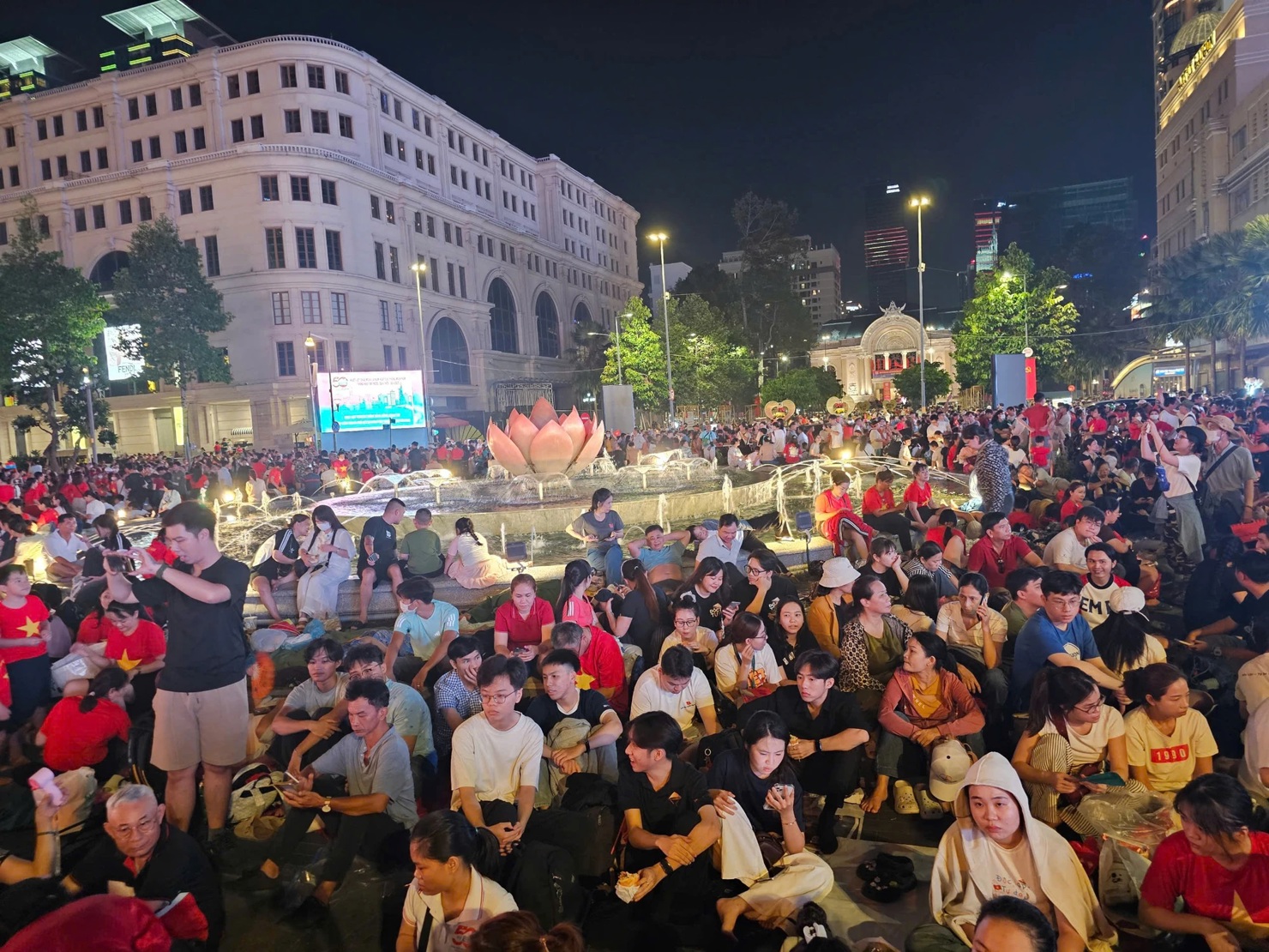 Khu vực đường Nguyễn Huệ, trước trụ sở Ủy ban nhân dân TP. Hồ Chí Minh, cũng thu hút rất đông người dân tập trung chờ xem diễu binh. Ảnh: HẢI AN.