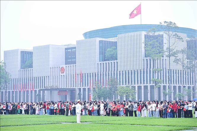 Lễ chào cờ đặc biệt chào mừng 50 năm thống nhất đất nước tại Quảng trường Ba Đình - Ảnh 2