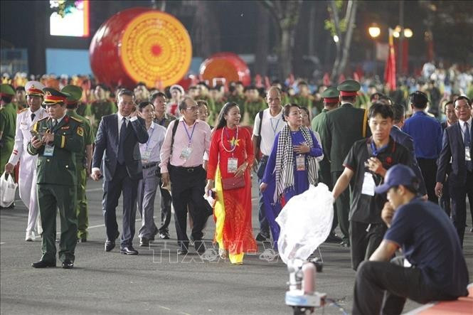 Các đại biểu tham dự buổi lễ lần lượt đến khu vực khán đài trên đường Lê Duẩn, Quận 1. Ảnh: TTXVN 