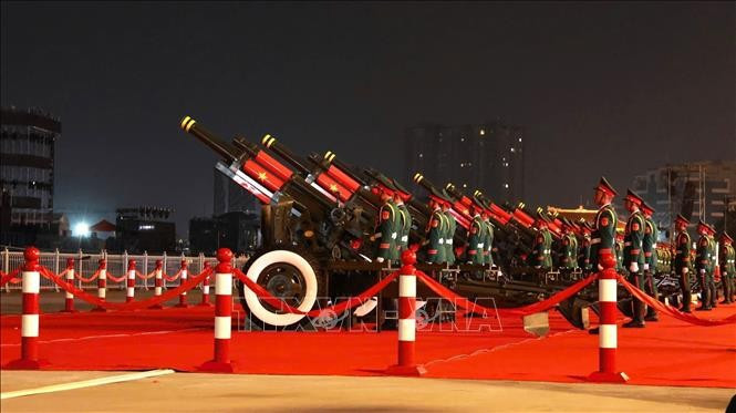 Khu vực pháo lễ chuẩn bị sẵn sàng cho Lễ kỷ niệm, diễu binh, diễu hành diễn ra vào lúc 7 giờ sáng 30/4. Ảnh: Quang Châu/TTXVN 