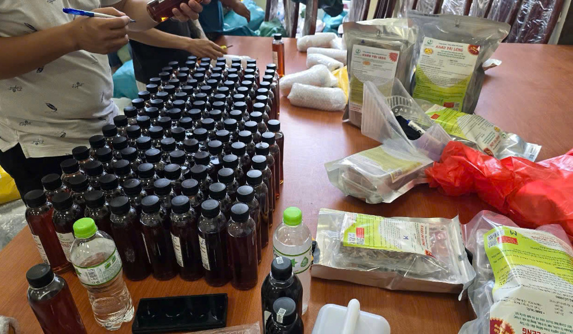 Lực lượng chức năng kiểm tra số hàng hóa giả do các đối tượng sản xuất, buôn bán.