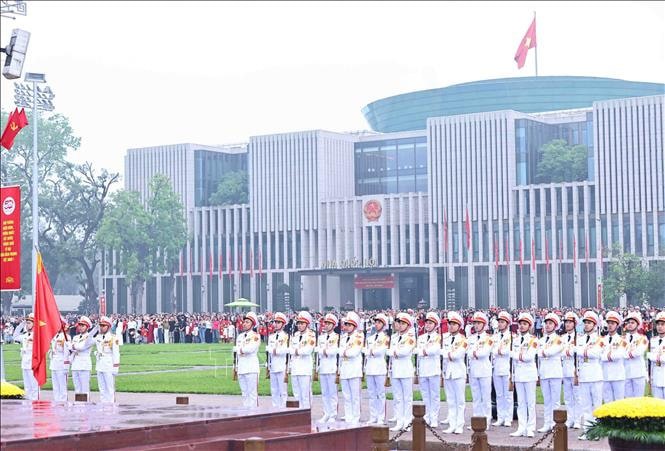 Khoảnh khắc thiêng liêng tại Lễ chào cờ kỷ niệm 50 năm Ngày Giải phóng miền Nam, thống nhất đất nước trên Quảng trường Ba Đình..