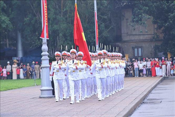Đúng 6h, đoàn quân kỳ Quyết Thắng thực hiện các nghi thức buổi lễ chào cờ thiêng liêng.
