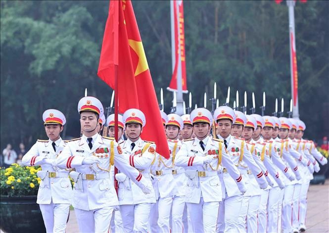 Lễ chào cờ trang trọng do cán bộ, chiến sĩ Bộ Tư lệnh Bảo vệ Lăng Chủ tịch Hồ Chí Minh thực hiện.