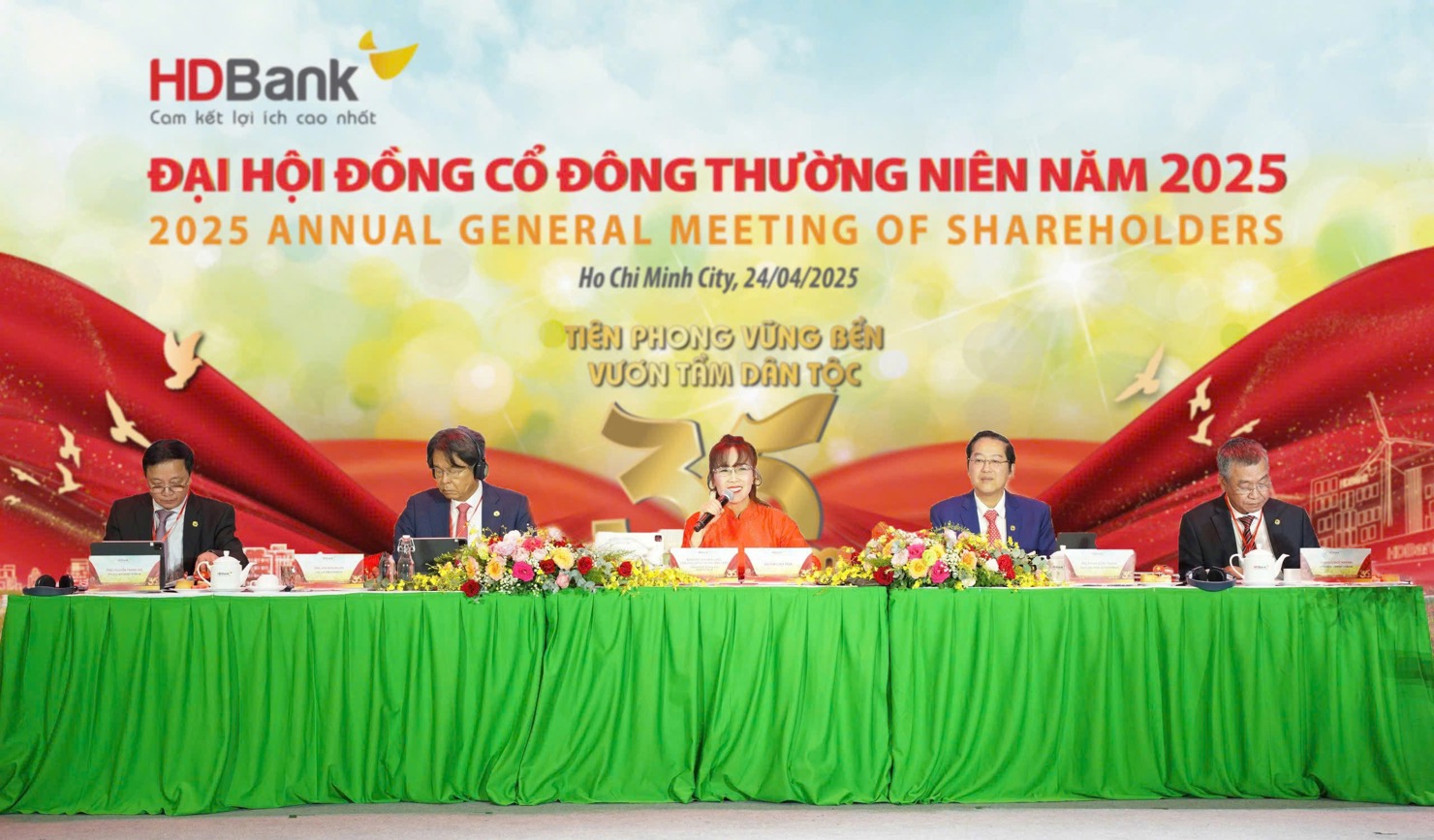 Ban L&atilde;nh đạo HDBank tại ĐHĐCĐ thường ni&ecirc;n ng&agrave;y 24/4/2025.