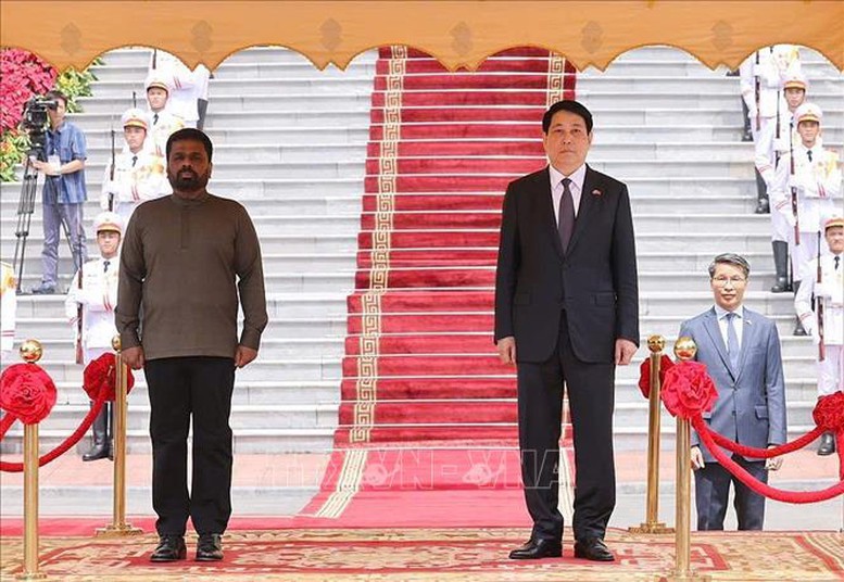 Chủ tịch nước Lương Cường và Tổng thống Sri Lanka Anura Kumara Dissanayaka trên bục danh dự, nghe quân nhạc cử Quốc thiều hai nước. Ảnh: TTXVN