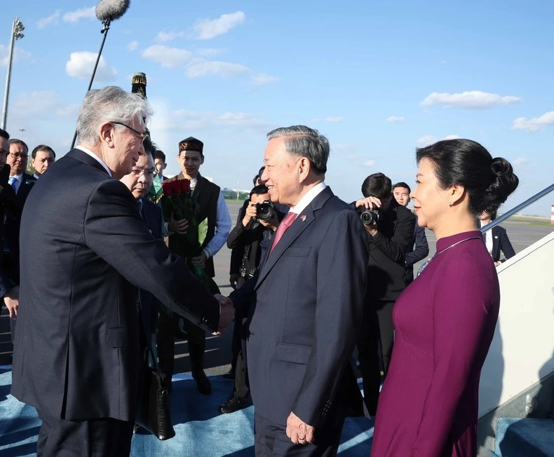 Lễ đón Tổng Bí thư Tô Lâm và Phu nhân tại Sân bay quốc tế Nursultan Nazarbayev, thủ đô Astana. (Ảnh: THỐNG NHẤT/TTXVN).