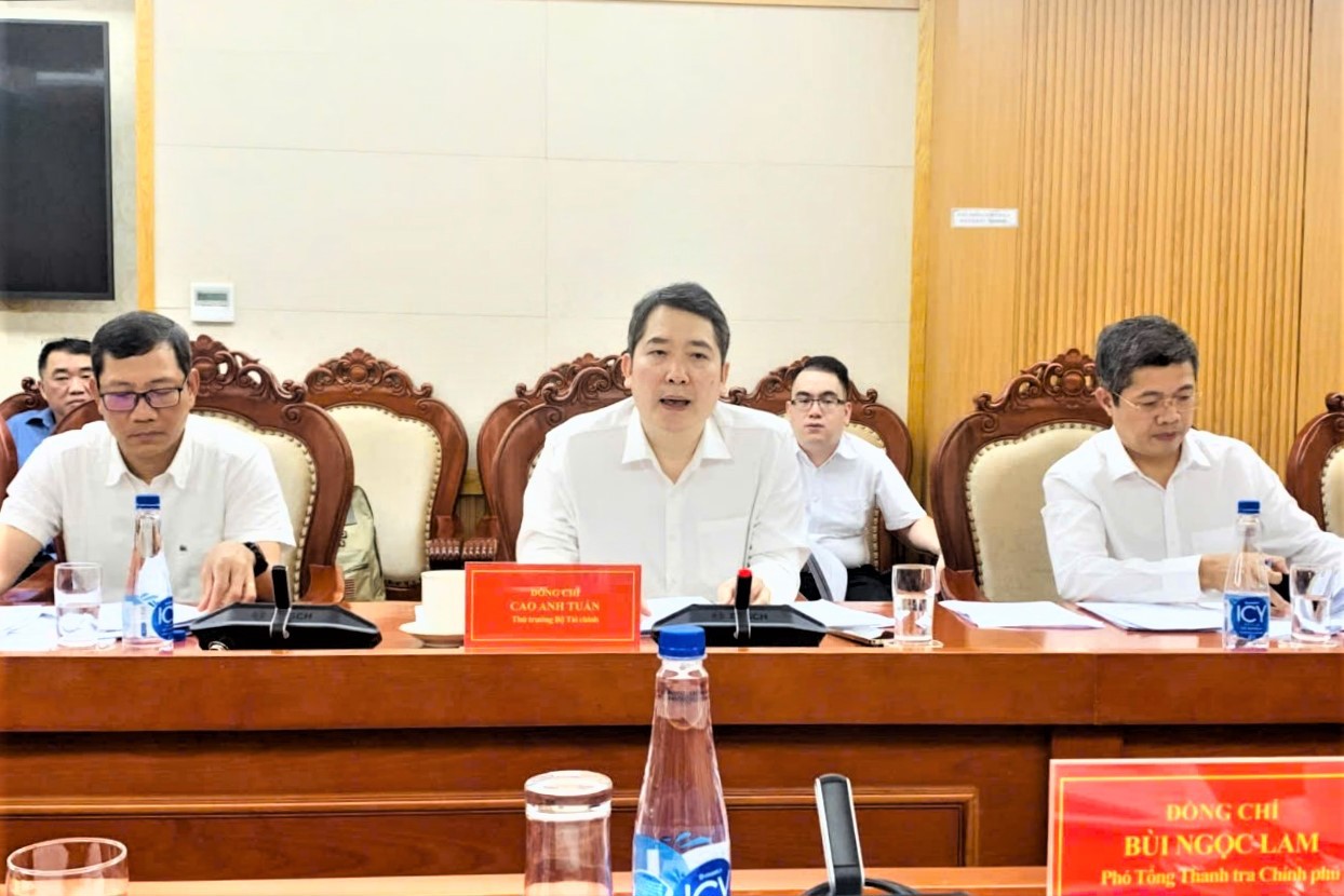 Thứ trưởng Bộ T&agrave;i ch&iacute;nh Cao Anh Tuấn ph&aacute;t biểu tại buổi l&agrave;m việc. Ảnh: TQ