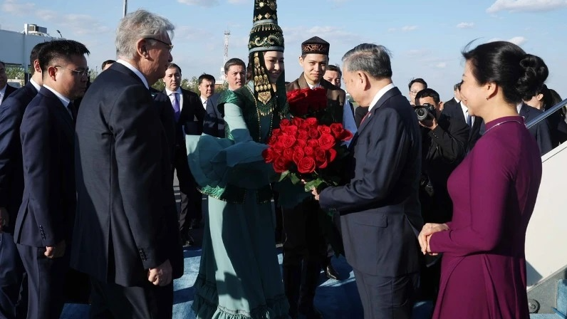 Lễ đón Tổng Bí thư Tô Lâm và Phu nhân tại Sân bay quốc tế Nursultan Nazarbayev, thủ đô Astana. (Ảnh: THỐNG NHẤT/TTXVN).